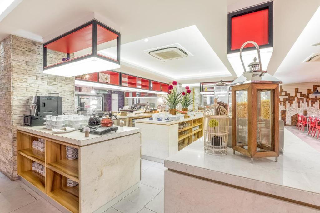 Royal Bay Hotel マカッサル エクステリア 写真